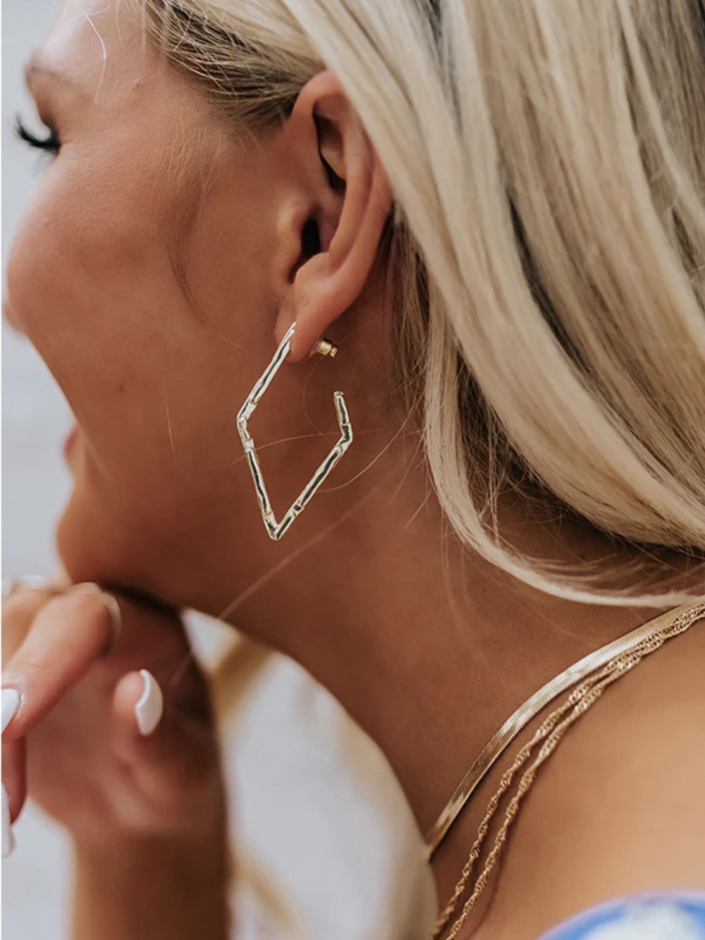 KENDRA SCOTT RYLAN HOOP EARRINGS IN GOLD